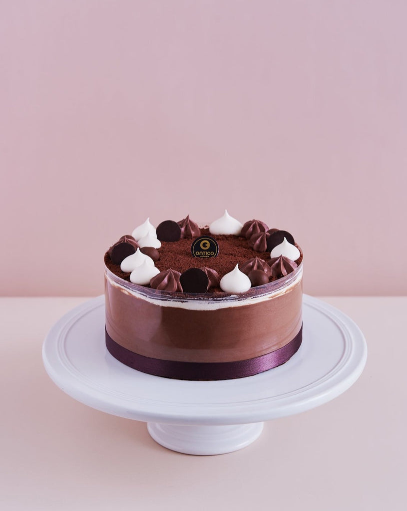 Chocolate fresh cream cake with ganache layers and hand-piped cream – Ontico
